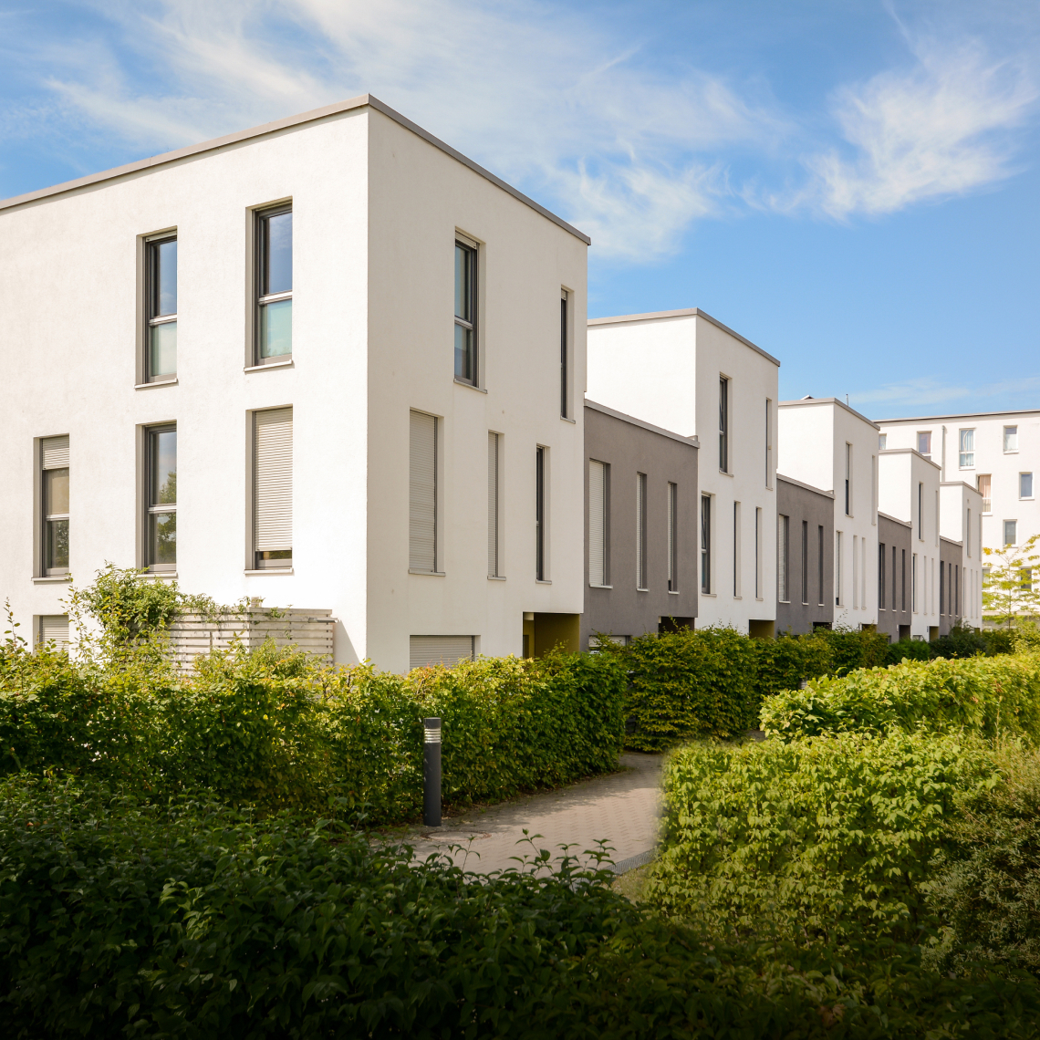 bâtiments alignés gris et blancs